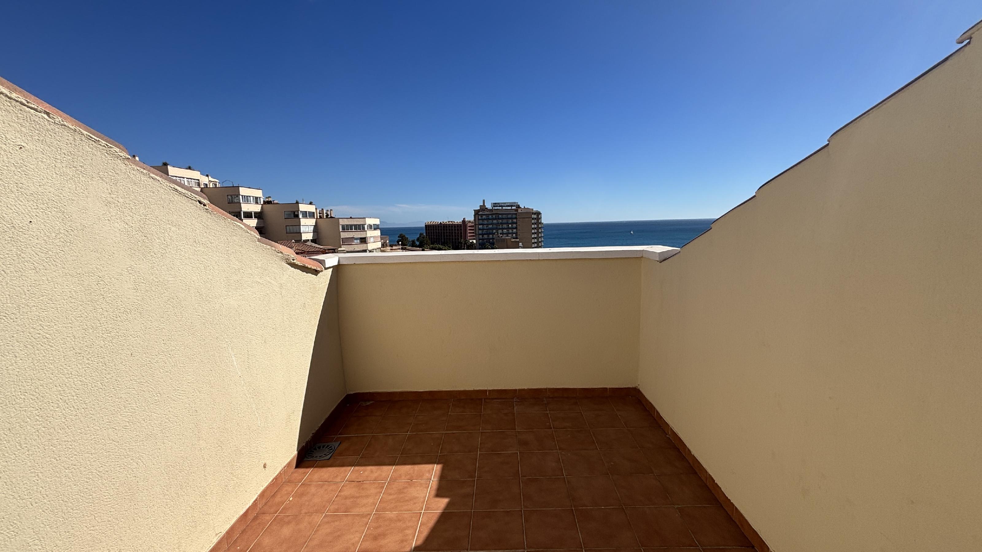 Imagen 21 Dúplex en venta en Benalmádena / Buena ubicación frente al mar, rodeado de bares,opencor