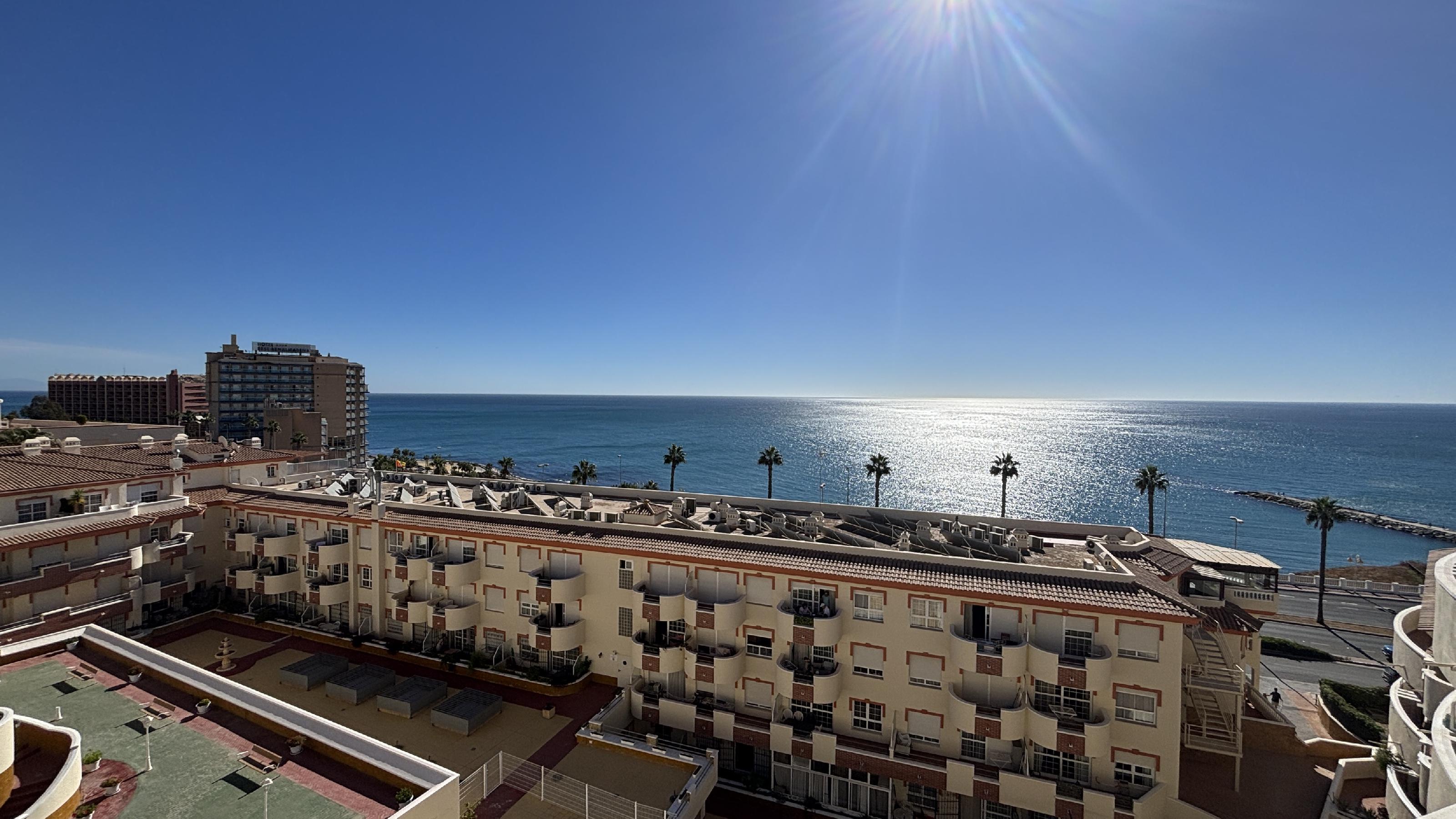 Imagen 1 Dúplex en venta en Benalmádena / Buena ubicación frente al mar, rodeado de bares,opencor