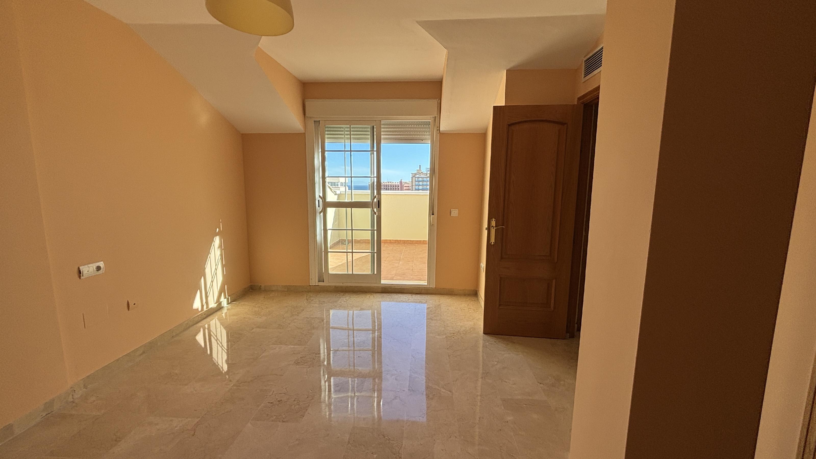 Imagen 12 Dúplex en venta en Benalmádena / Buena ubicación frente al mar, rodeado de bares,opencor