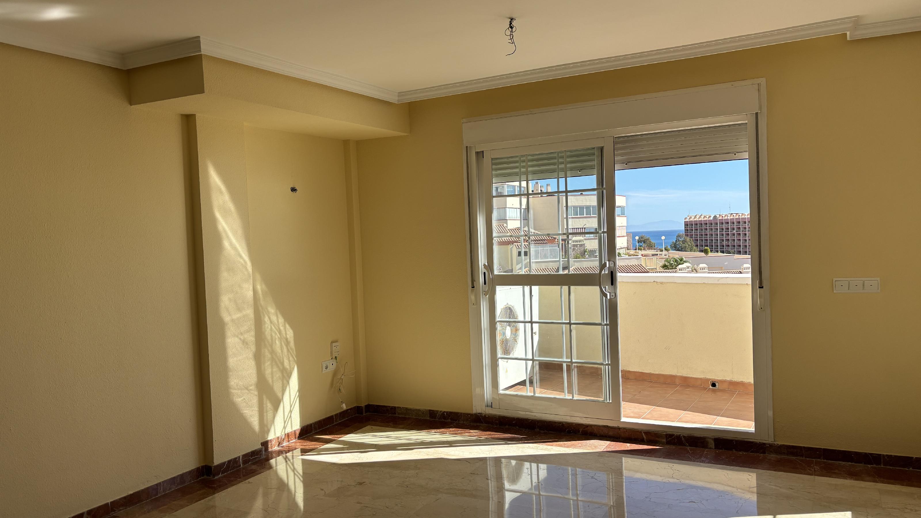 Imagen 10 Dúplex en venta en Benalmádena / Buena ubicación frente al mar, rodeado de bares,opencor