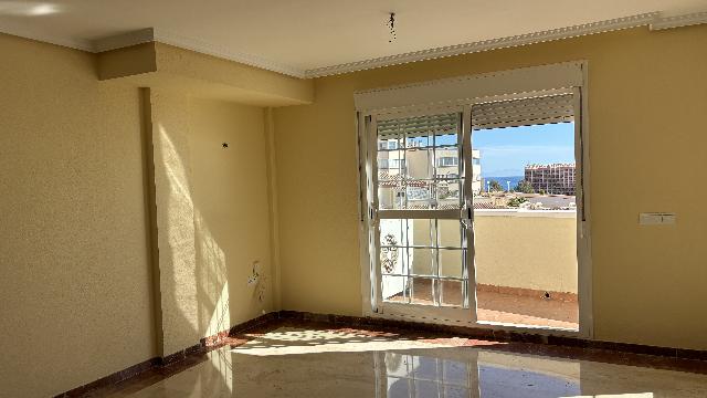 Imagen 10 Inmueble 297739 - Dúplex en venta en Benalmádena / Buena ubicación frente al mar, rodeado de bares,opencor