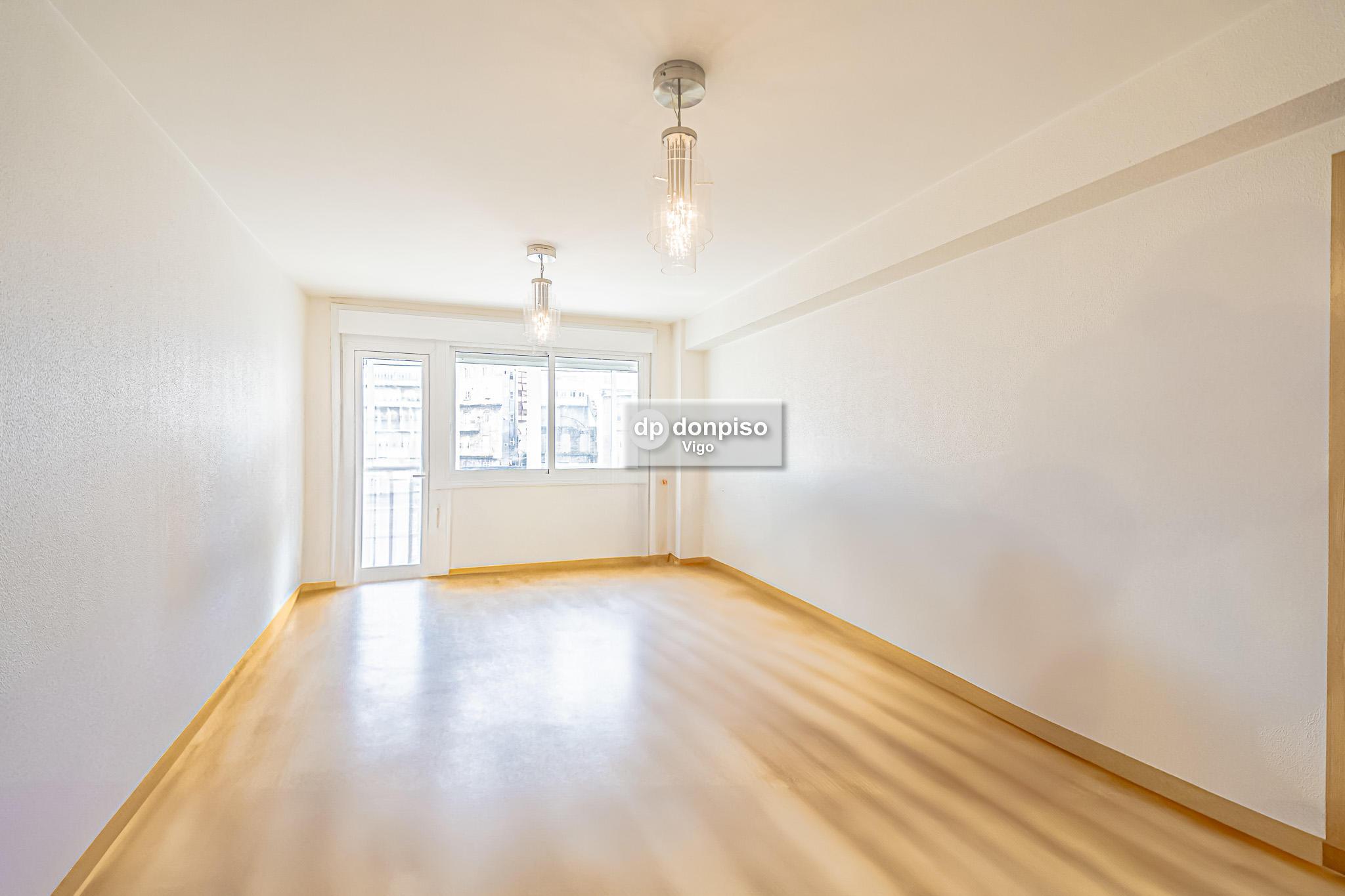 Imagen 1 Apartamento en venta en Vigo / Se ingresa por Torrecedeira, inmueble da a Santa Marta