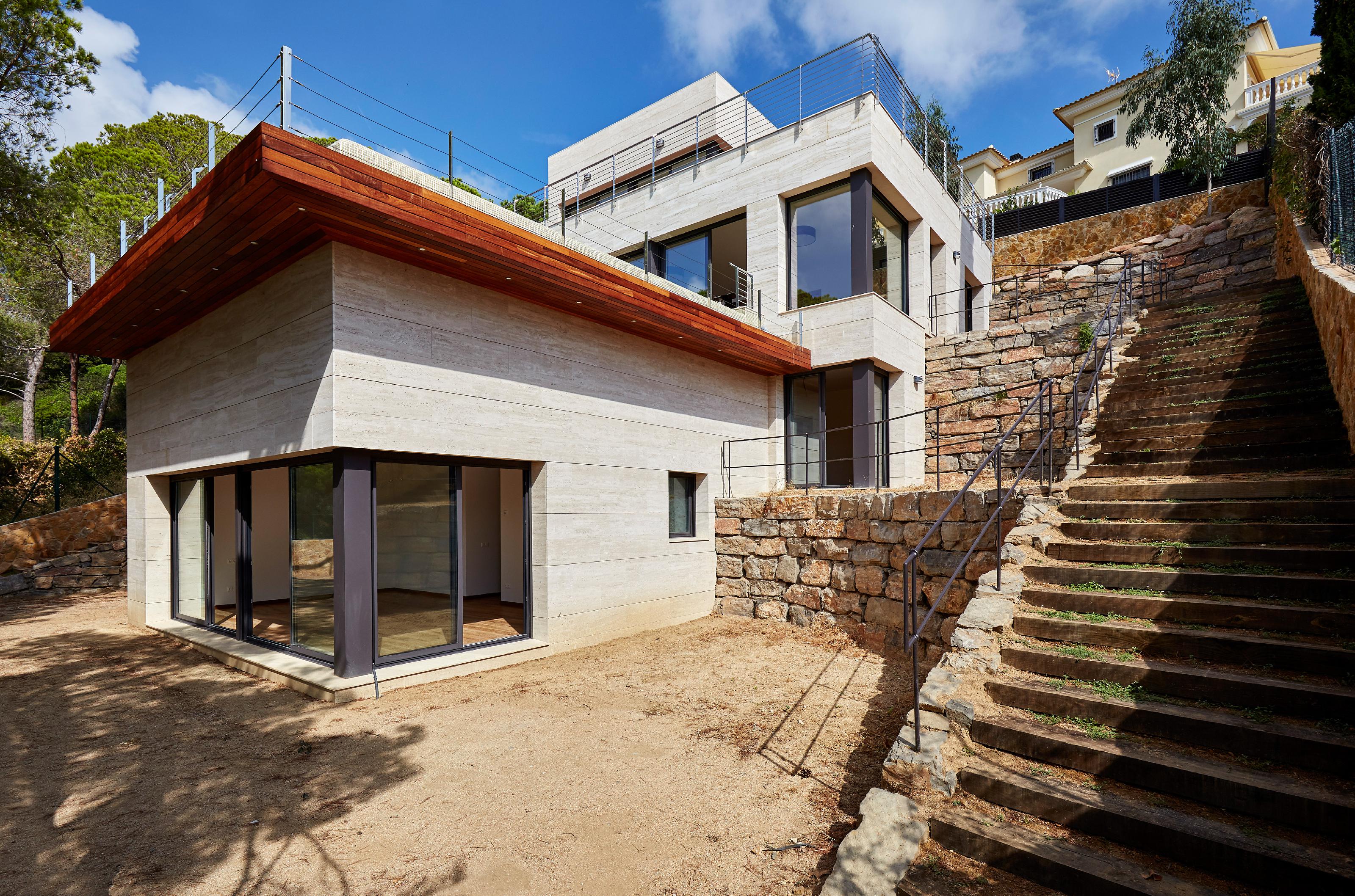 Imagen 7 Casa Aislada en venta en Lloret De Mar / Cala Canyelles, a escasos metros del mar.