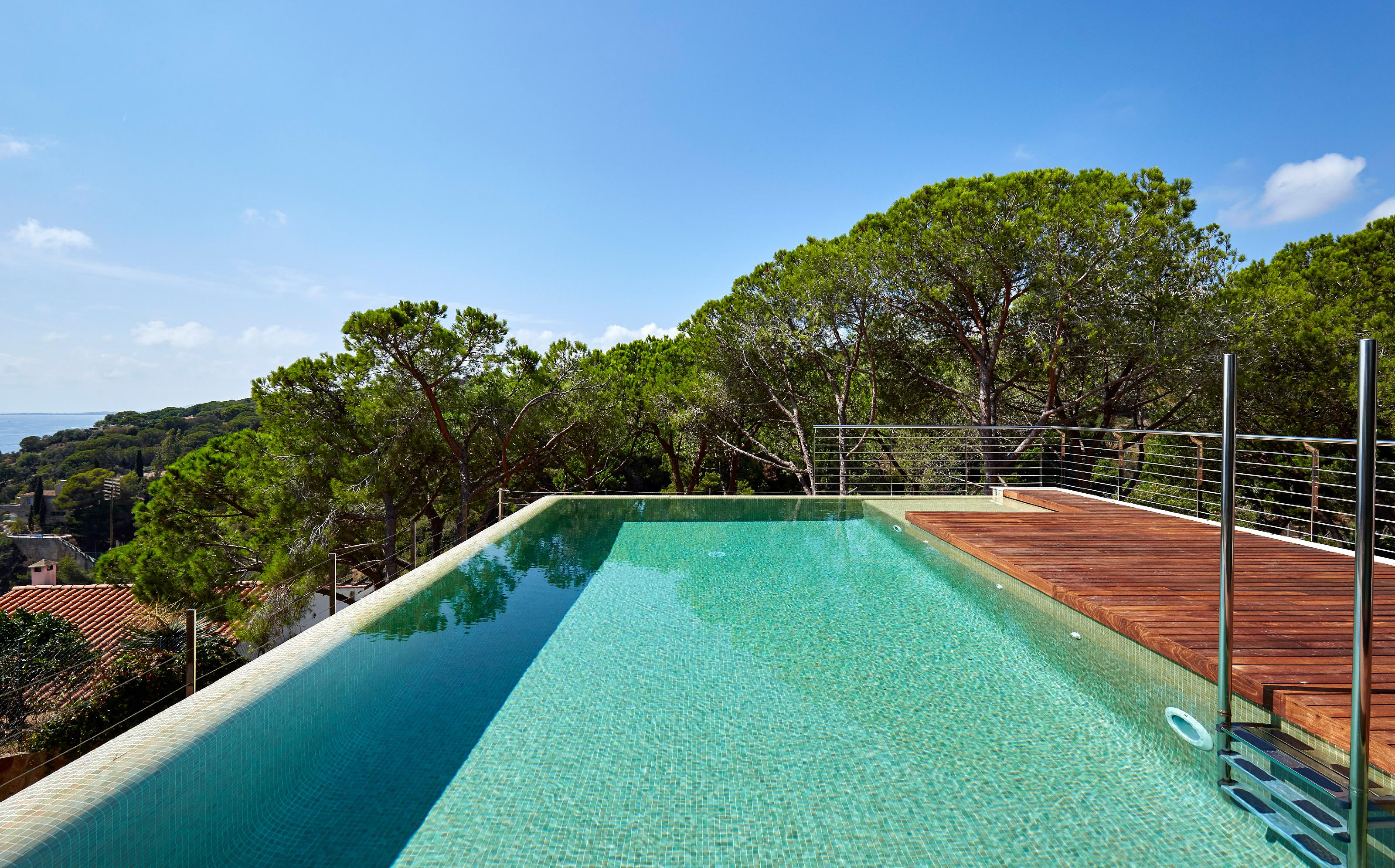 Imagen 4 Casa Aislada en venta en Lloret De Mar / Cala Canyelles, a escasos metros del mar.