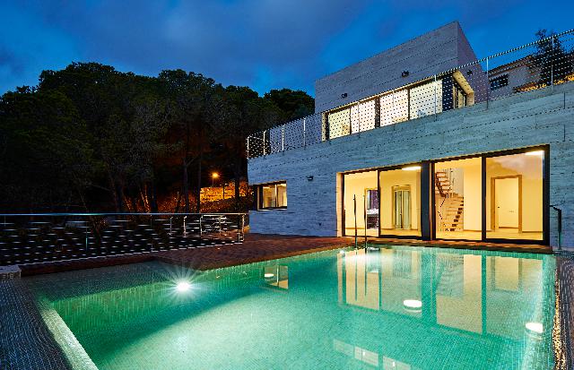 Imagen 3 Inmueble 276739 - Casa Aislada en venta en Lloret De Mar / Cala Canyelles, a escasos metros del mar.