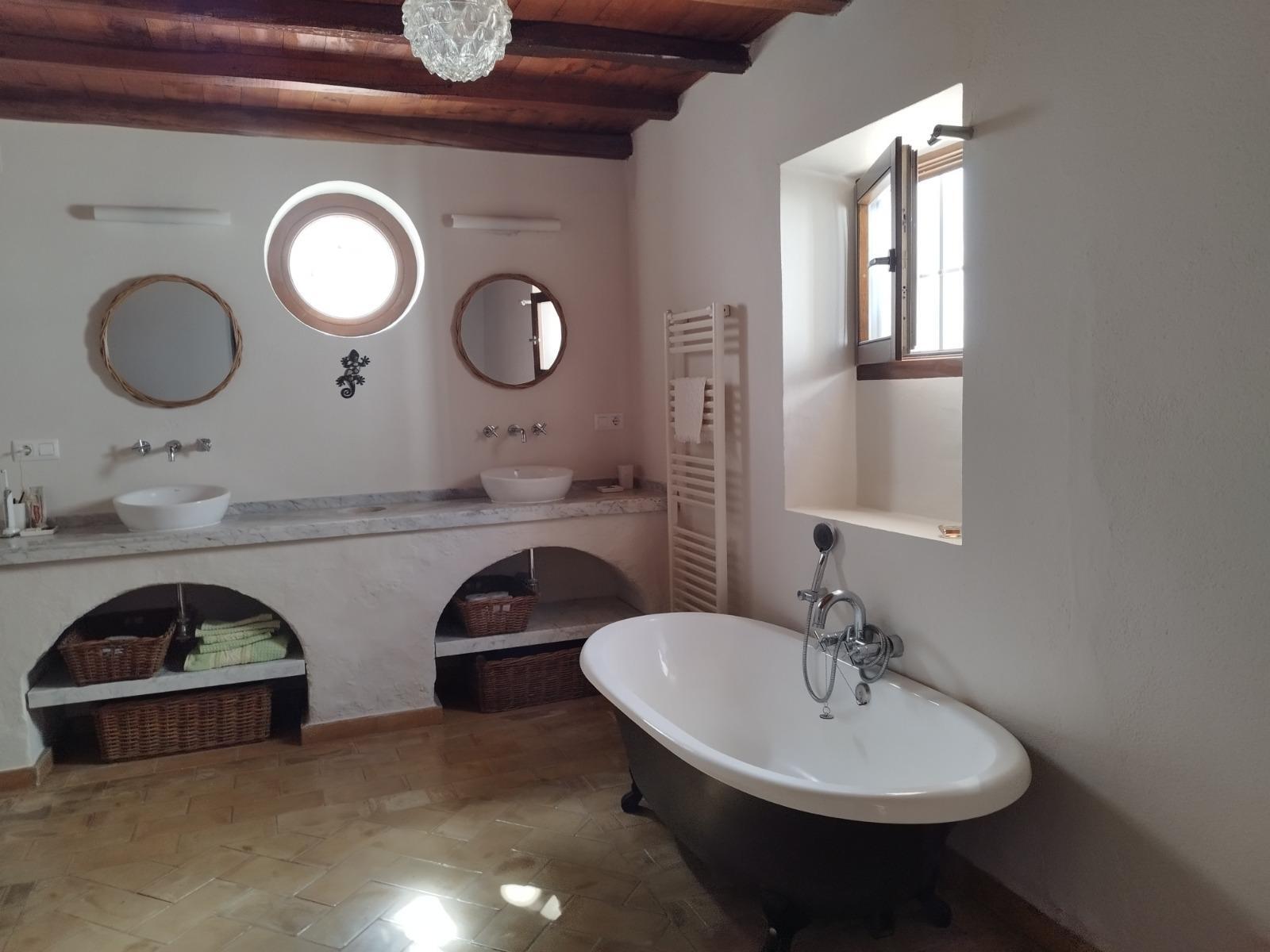 Imagen 24 Casa Adosada en venta en Almadén De La Plata / Casa señorial en venta ubicada en la plaza ...