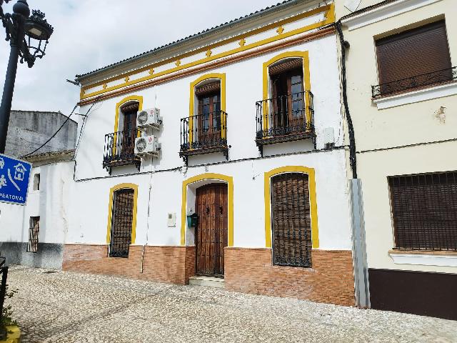 Imagen 1 Inmueble 301369 - Casa Adosada en venta en Almadén De La Plata / En plaza principal, en pleno centro de la l...