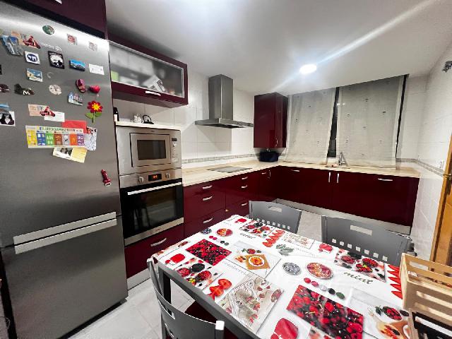 Imagen 2 Inmueble 298186 - Casa Adosada en venta en Loeches / Junto a la M-300, cerca del centro de Loeches.