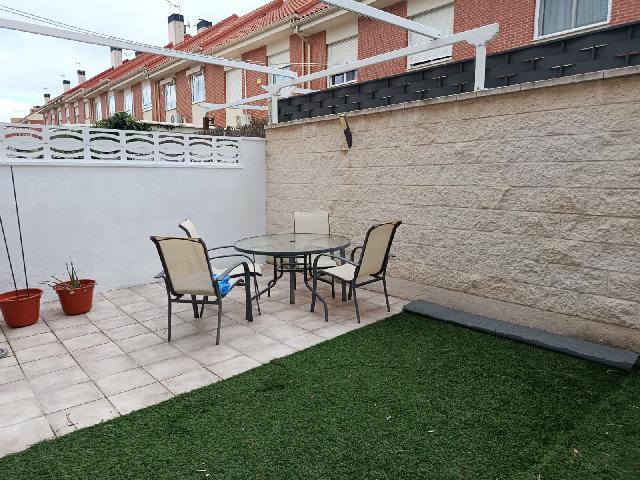 Imagen 1 Inmueble 298186 - Casa Adosada en venta en Loeches / Junto a la M-300, cerca del centro de Loeches.