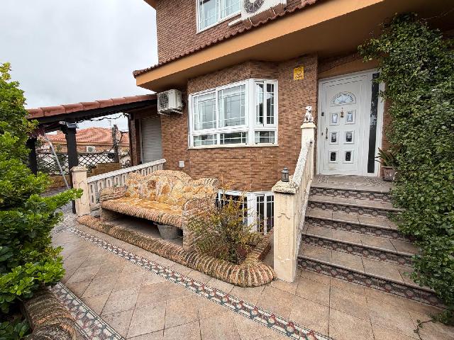 Imagen 2 Inmueble 301280 - Casa Pareada en venta en Torres De La Alameda / Próximo al centro y servicios de Torres de...