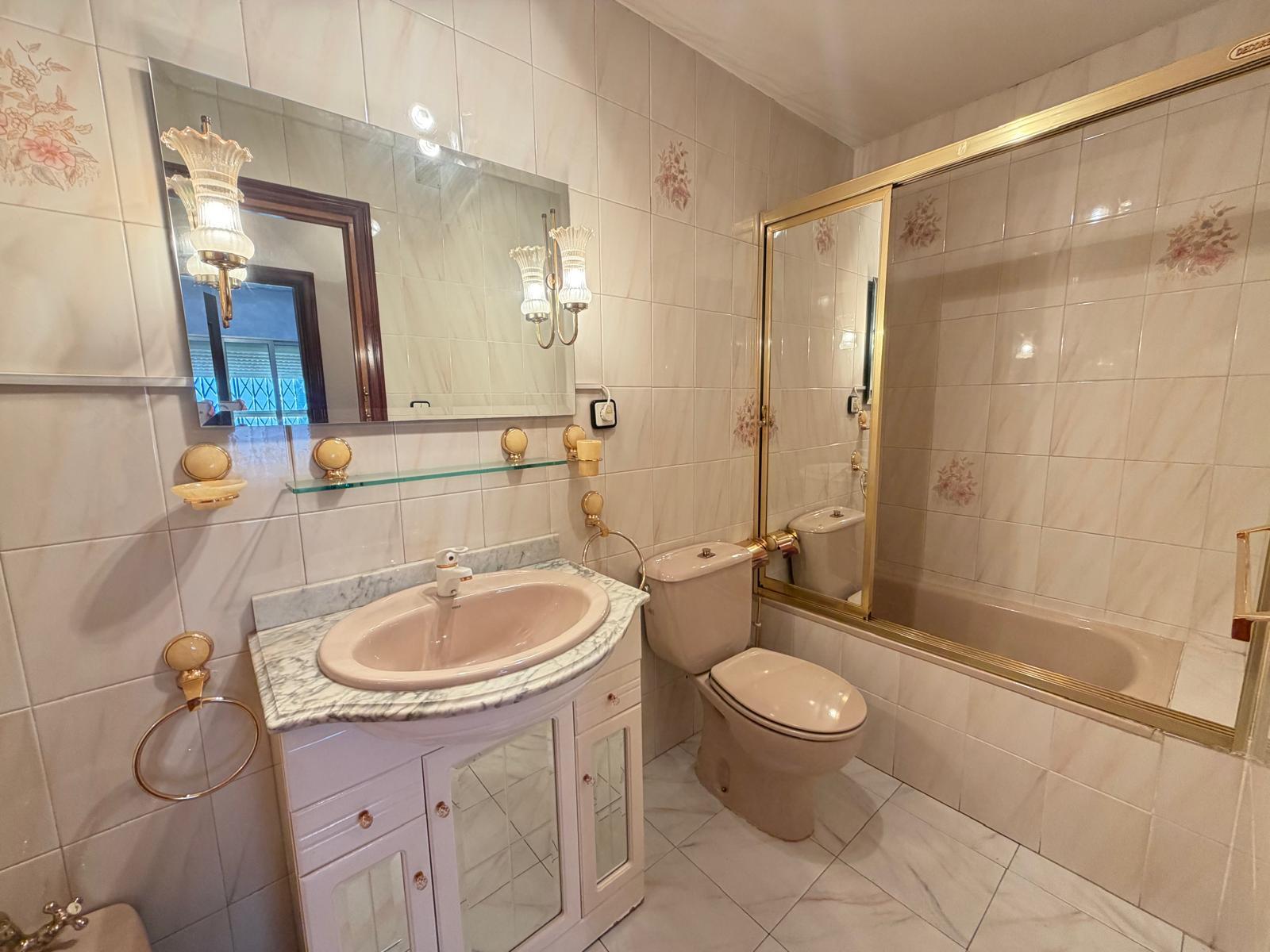 Imagen 26 Casa Adosada en venta en Torrejón De Ardoz / A dos minutos de el centro de Torrejón de Ardoz.