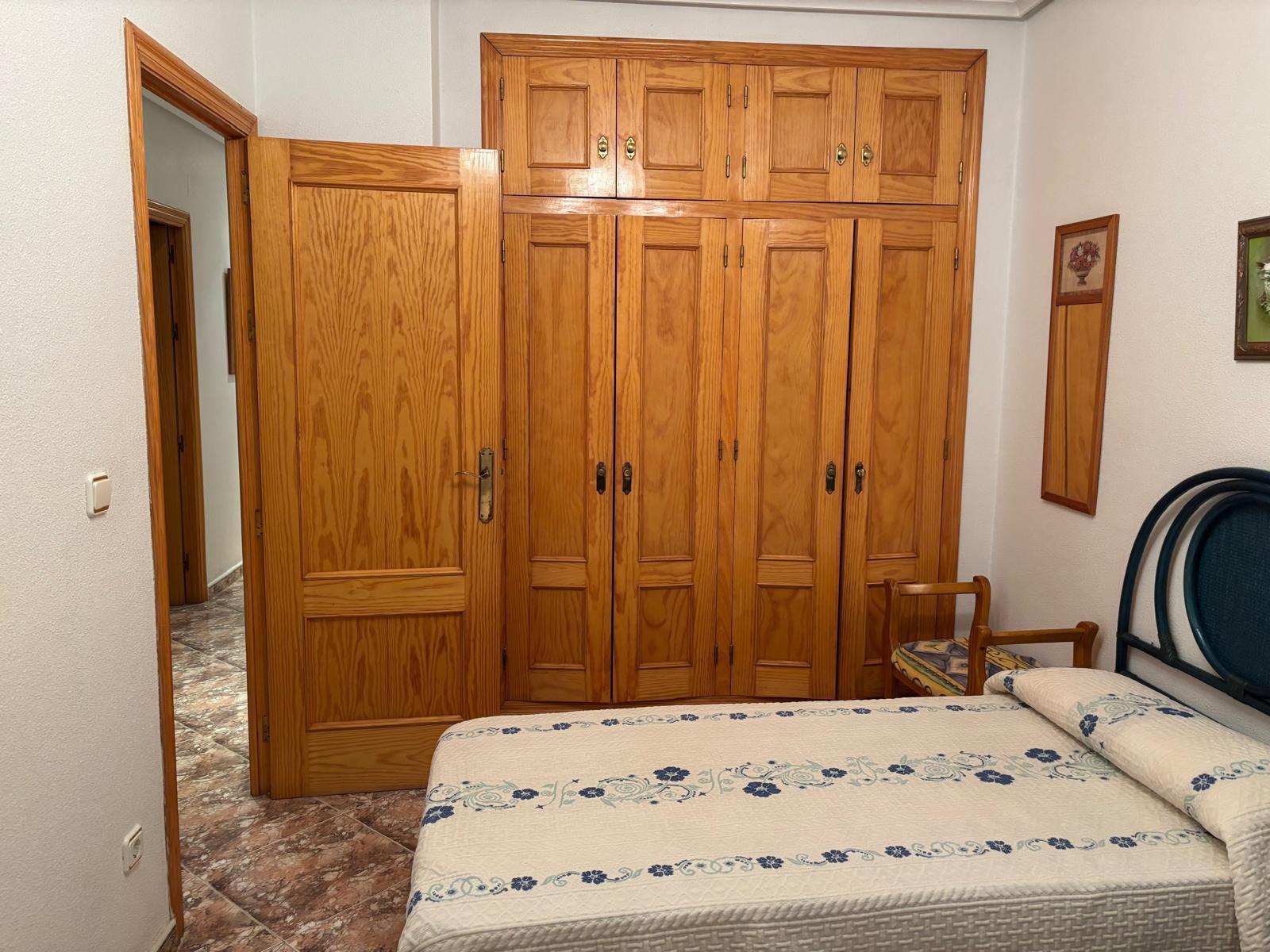 Imagen 8 Apto. Playa en venta en Torrevieja / A cuatro calles de la playa zona centro