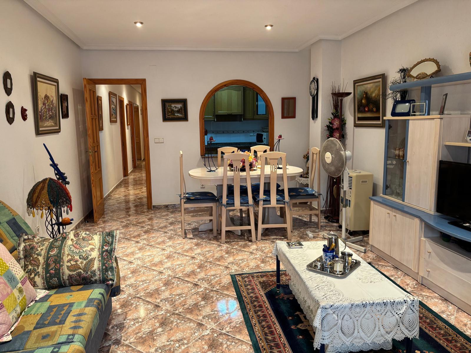 Imagen 1 Apto. Playa en venta en Torrevieja / A cuatro calles de la playa zona centro