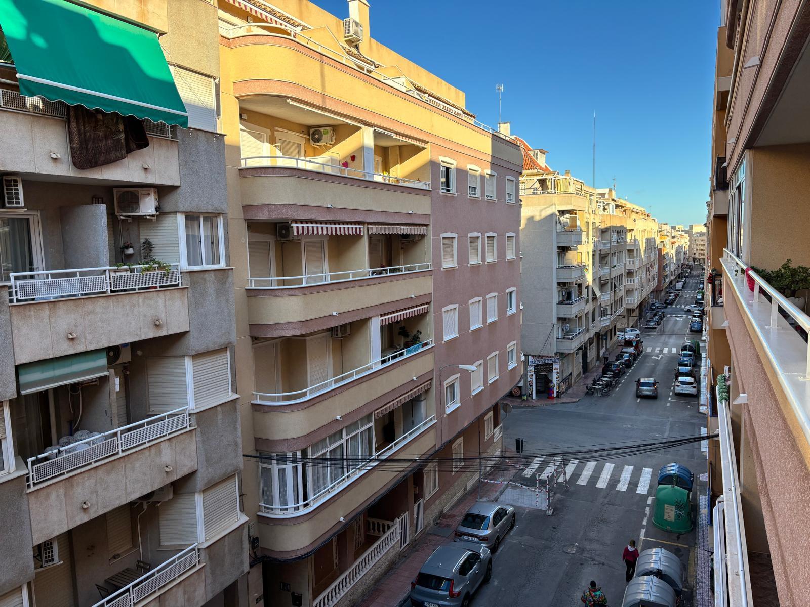 Imagen 4 Apto. Playa en venta en Torrevieja / A cuatro calles de la playa zona centro