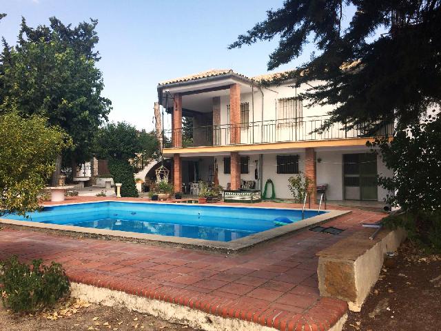 Imagen 1 Inmueble 290007 - Casa Aislada en venta en Baeza / Zona de chalets junto a la carretera acceso a Baeza.