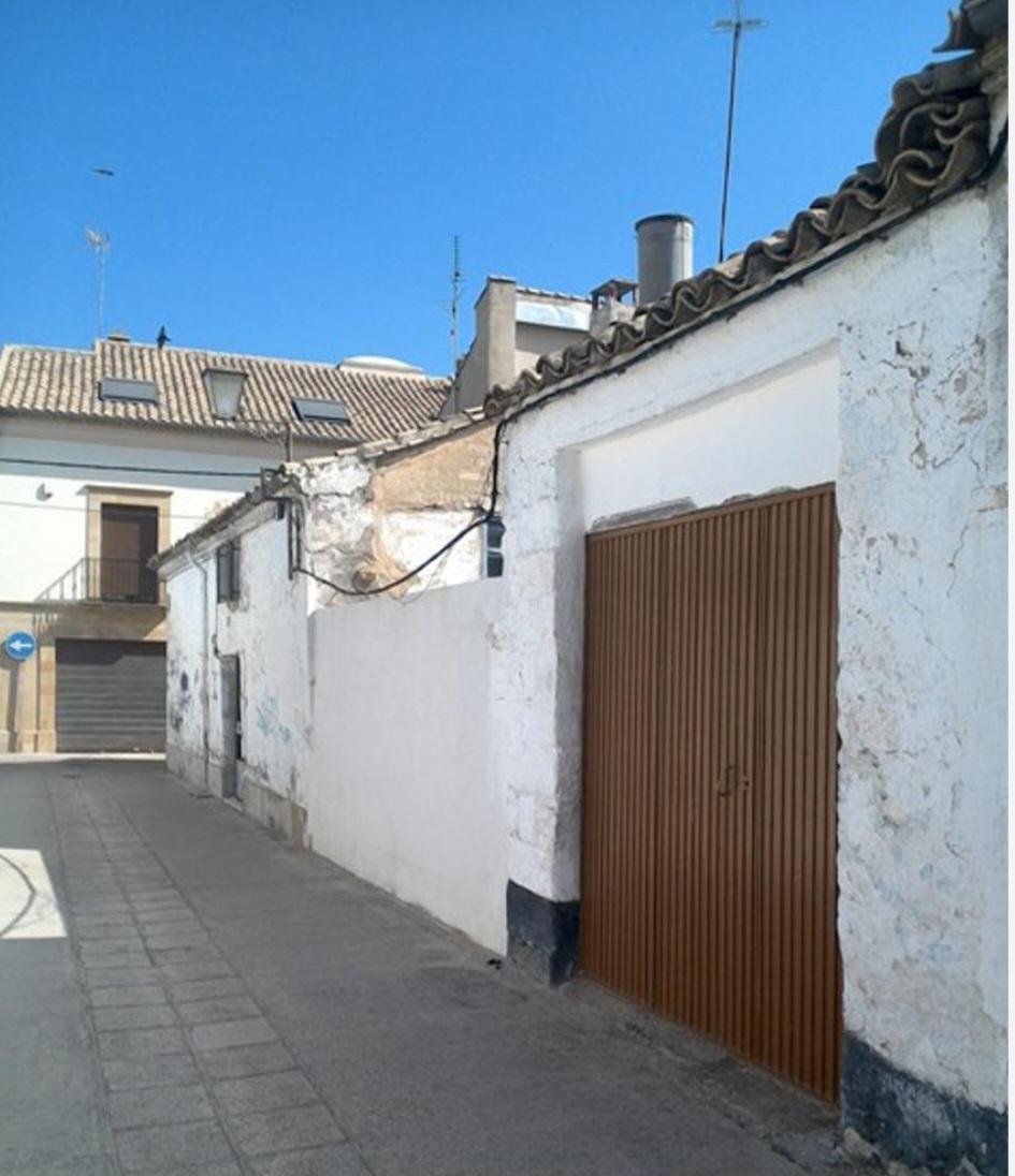 Imagen 1 Casa Adosada en venta en Baeza / Al lado de la calle Gracia. Cerca del Mercadona 