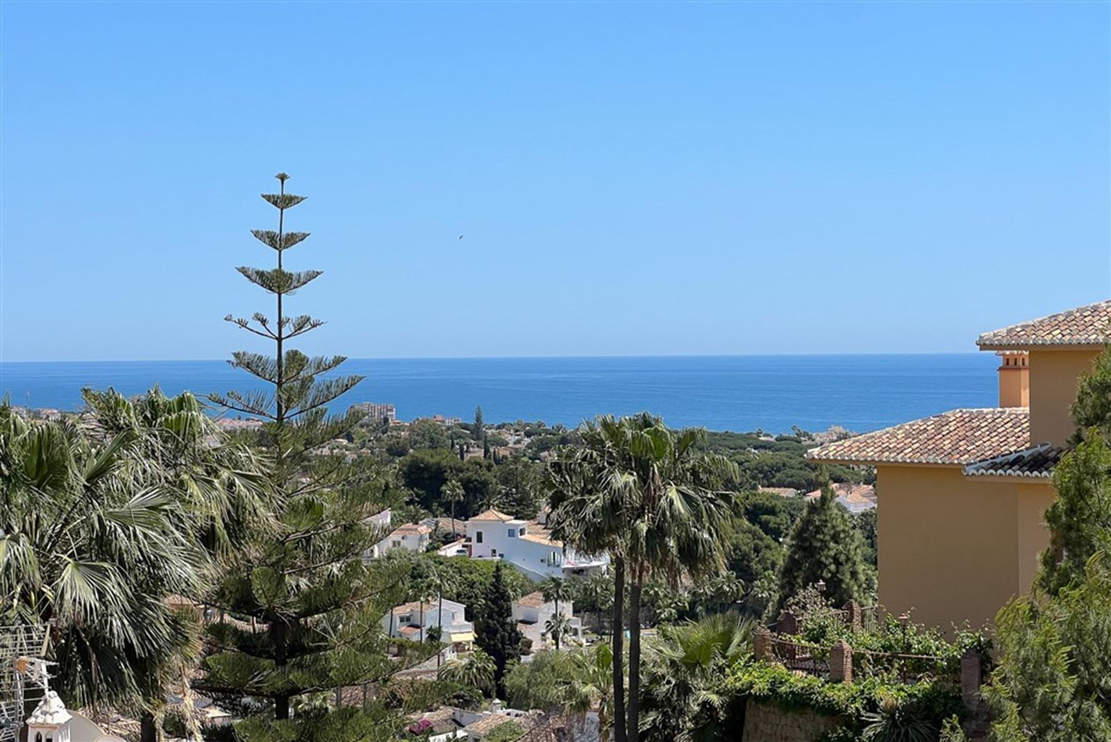 Imagen 1 Casa Pareada en venta en Mijas / Calahonda, cercano al golf y playa de Cabopino