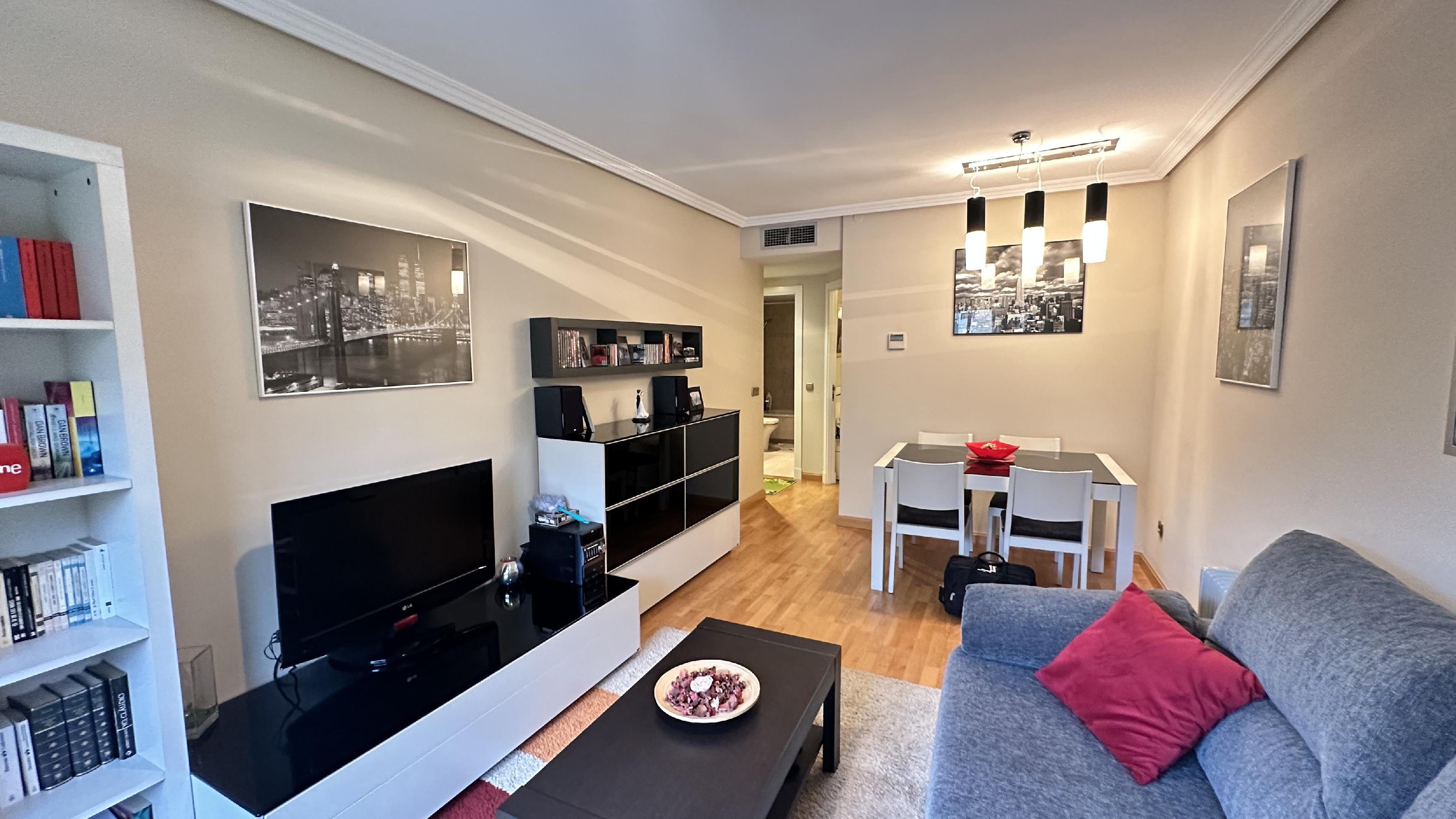 Imagen 1 Apartamento en venta en Madrid / Piso de 71m2 con terraza en Urb Torreón del Parque