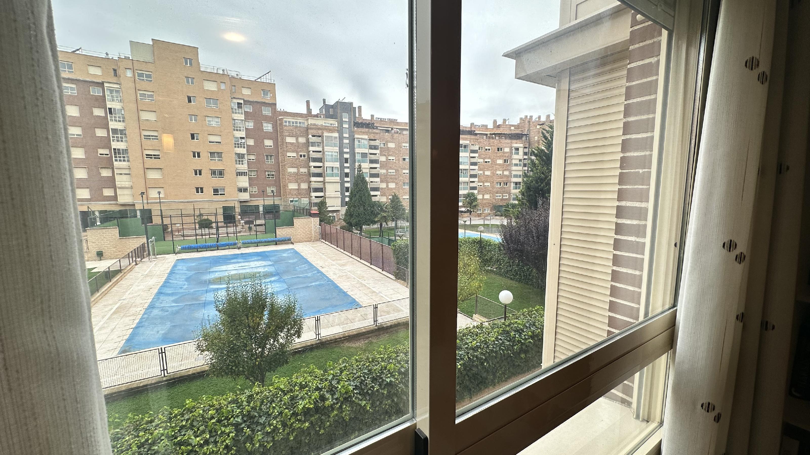 Imagen 5 Apartamento en venta en Madrid / Piso de 71m2 con terraza en Urb Torreón del Parque