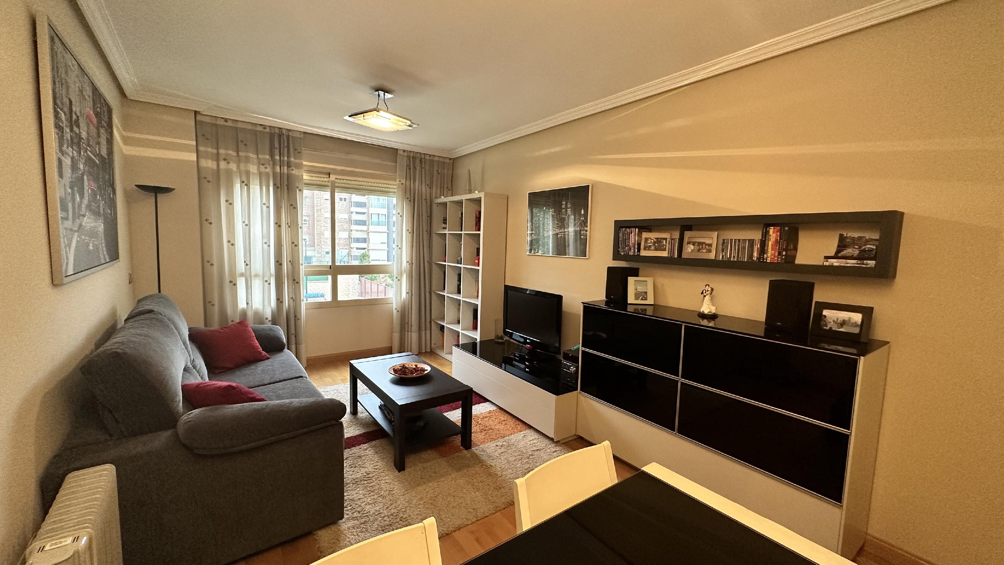 Imagen 3 Apartamento en venta en Madrid / Piso de 71m2 con terraza en Urb Torreón del Parque