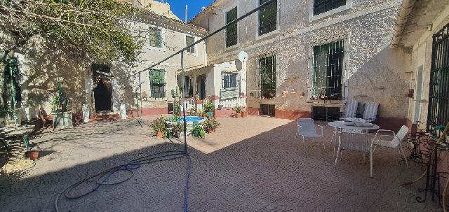 Imagen 2 Inmueble 292347 - Casa Adosada en venta en Hellín / Entre Mercado de Abastos y 4 caminos
