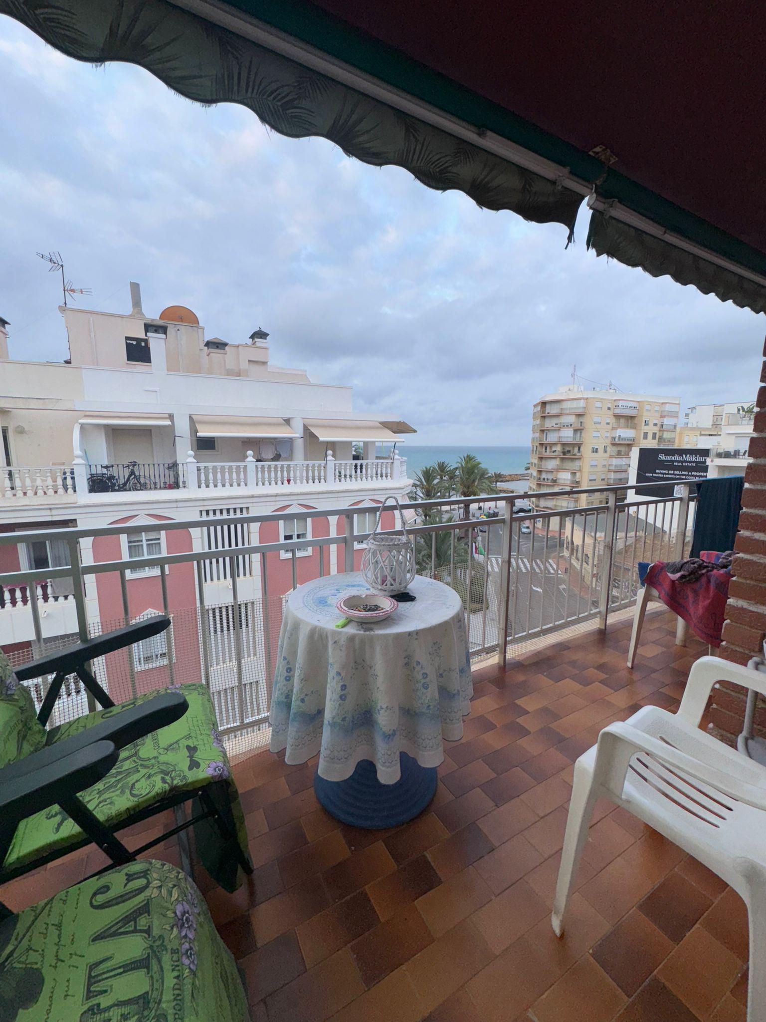 Imagen 3 Apto. Playa en venta en Torrevieja / A unos 25 metros de la Playa del Cura
