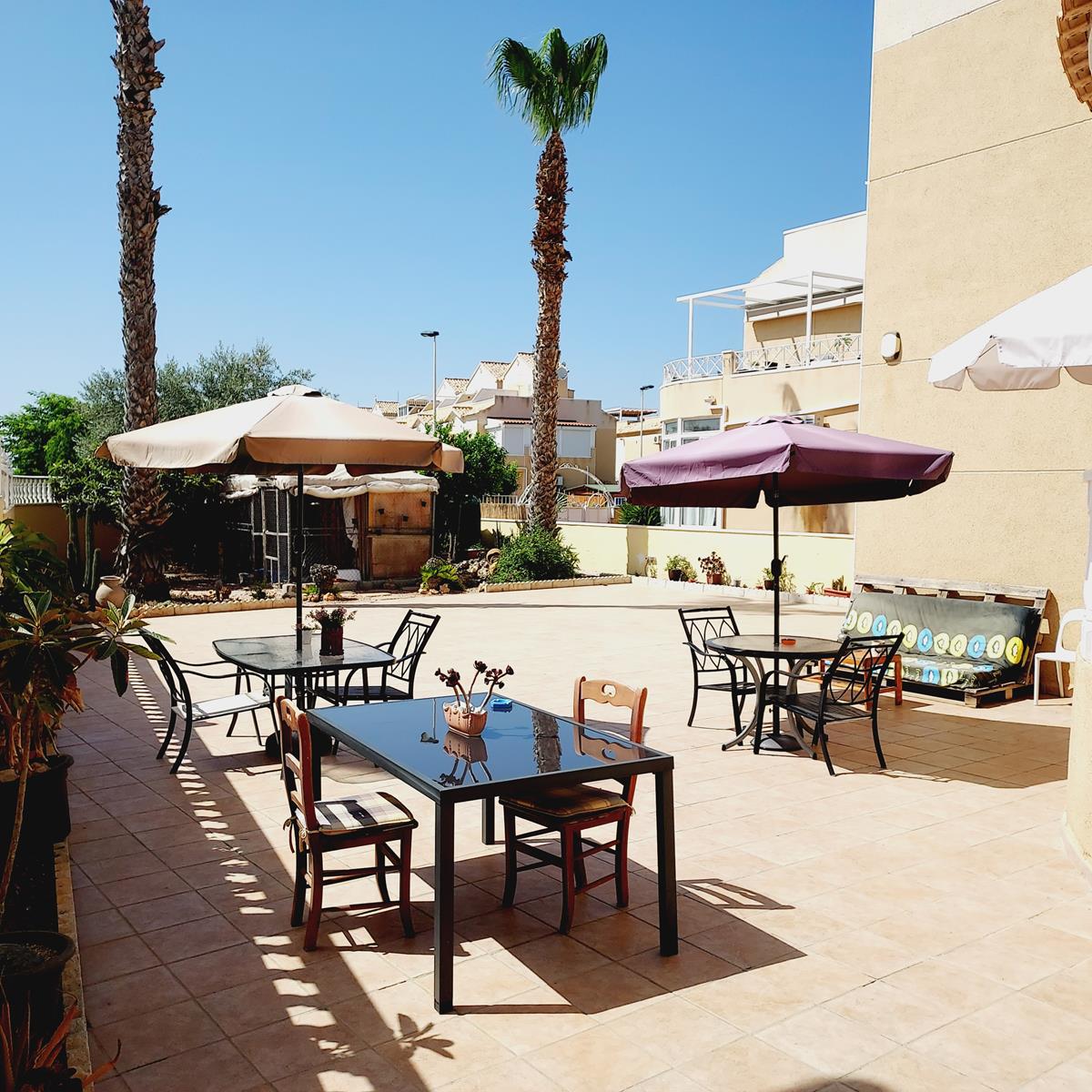 Imagen 3 Casa Aislada en venta en Torrevieja / Frente al Lago Rosa y cerca del centro Habaneras.