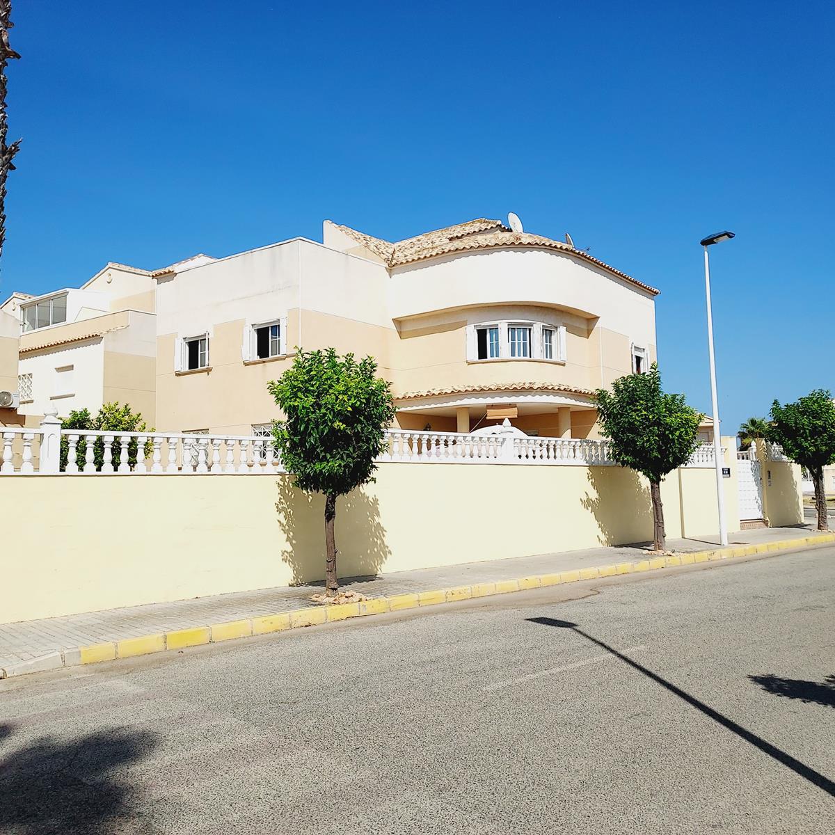 Imagen 2 Casa Aislada en venta en Torrevieja / Frente al Lago Rosa y cerca del centro Habaneras.