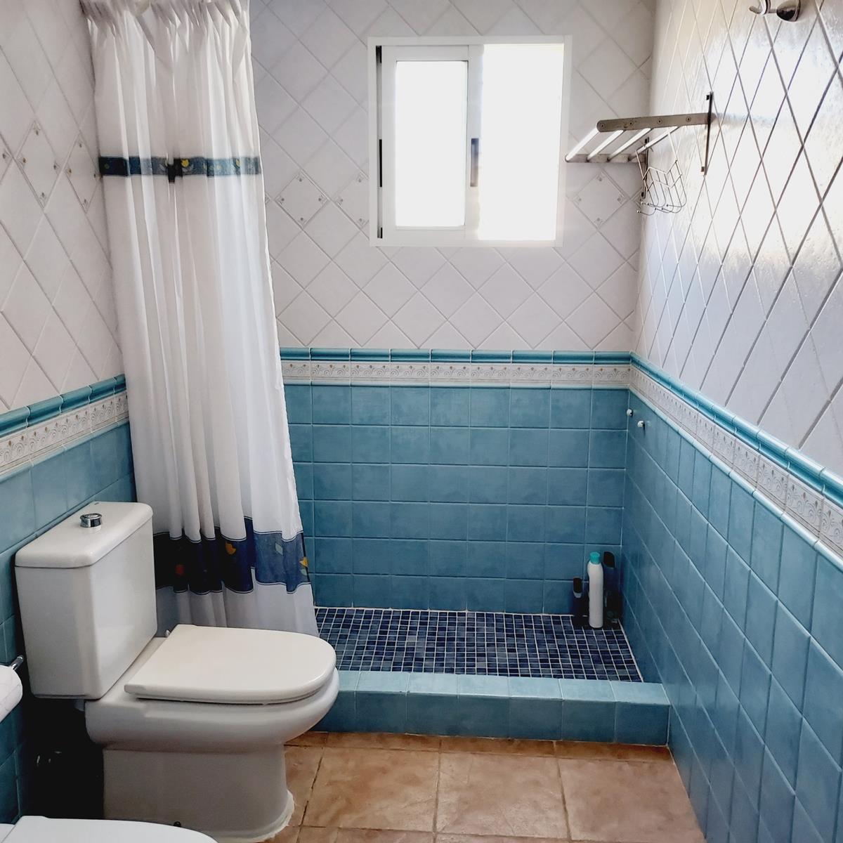 Imagen 19 Casa Aislada en venta en Torrevieja / Frente al Lago Rosa y cerca del centro Habaneras.