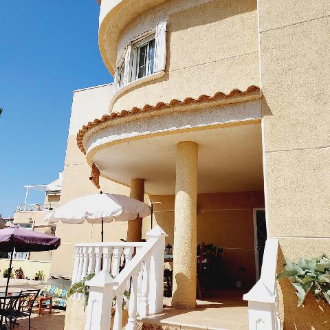 Imagen 6 Inmueble 286388 - Casa Aislada en venta en Torrevieja / Frente al Lago Rosa y cerca del centro Habaneras.