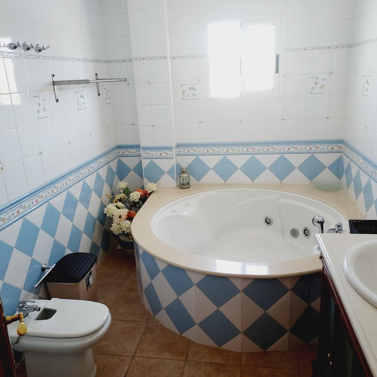 Imagen 28 Casa Aislada en venta en Torrevieja / Frente al Lago Rosa y cerca del centro Habaneras.