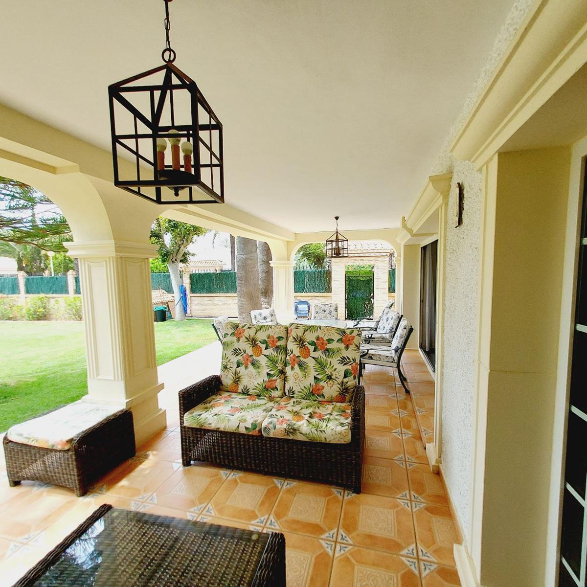 Imagen 9 Casa Aislada en venta en Orihuela / En cabo Roig-Orihuela, Junto al puerto deportivo.