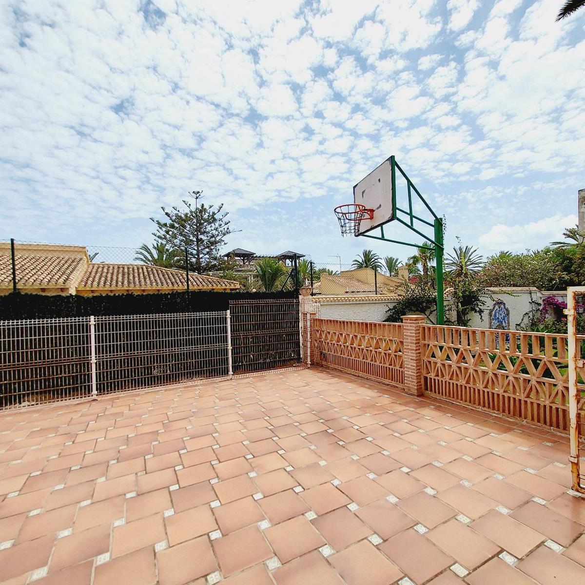 Imagen 85 Casa Aislada en venta en Orihuela / En cabo Roig-Orihuela, Junto al puerto deportivo.