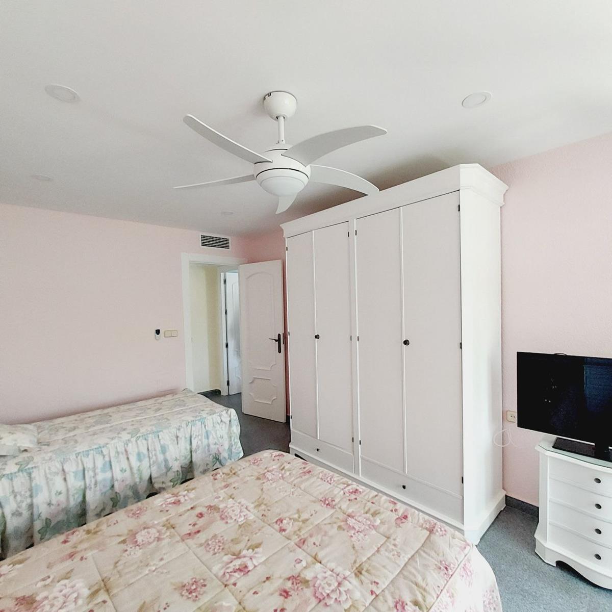 Imagen 75 Casa Aislada en venta en Orihuela / En cabo Roig-Orihuela, Junto al puerto deportivo.