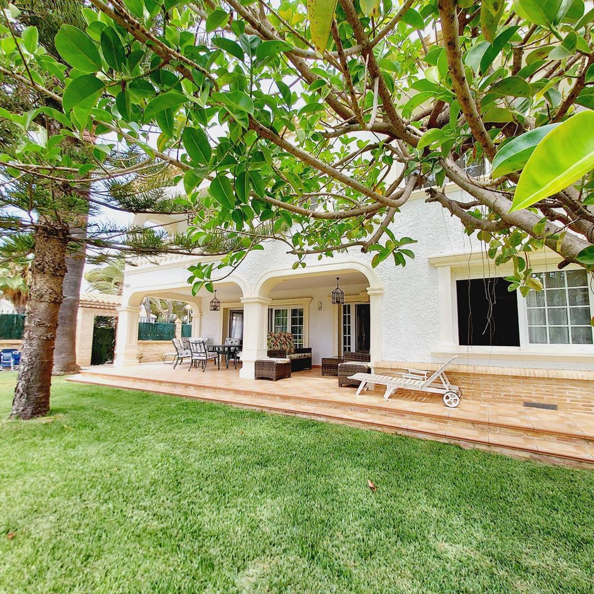 Imagen 4 Casa Aislada en venta en Orihuela / En cabo Roig-Orihuela, Junto al puerto deportivo.